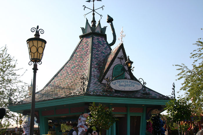 A shop, DisneyLand Park 18 Aug 2011 (Photo by Gil Dekel) (39)