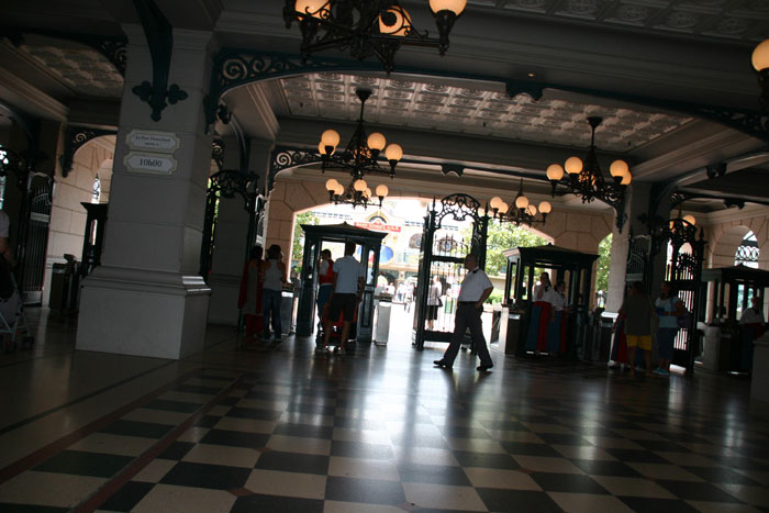 Entrance Ticket Hall DisneyLand Park 18 Aug 2011 (Photo by Gil Dekel) (92)