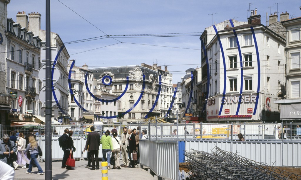 Figure 4: Felice Varini, Between Heaven and Earth (2005, acrylic paint on buildings, street and sign post.) Image © the artist. Permission to use image obtained from the artist.